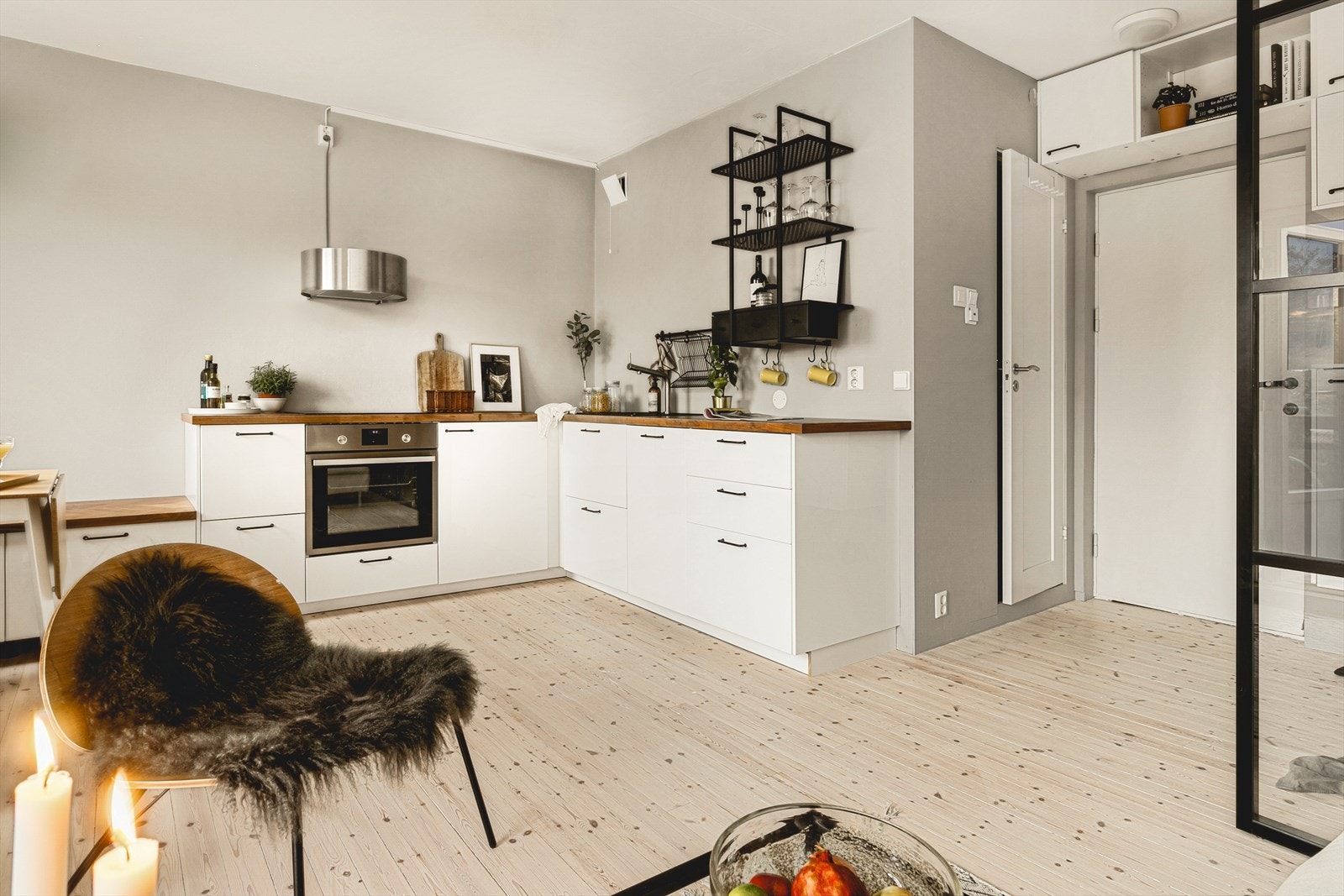 Nyere Ikea-kjøkken med integrert oppvaskmaskin og kjøl/frys fra 2017. Galleribilde