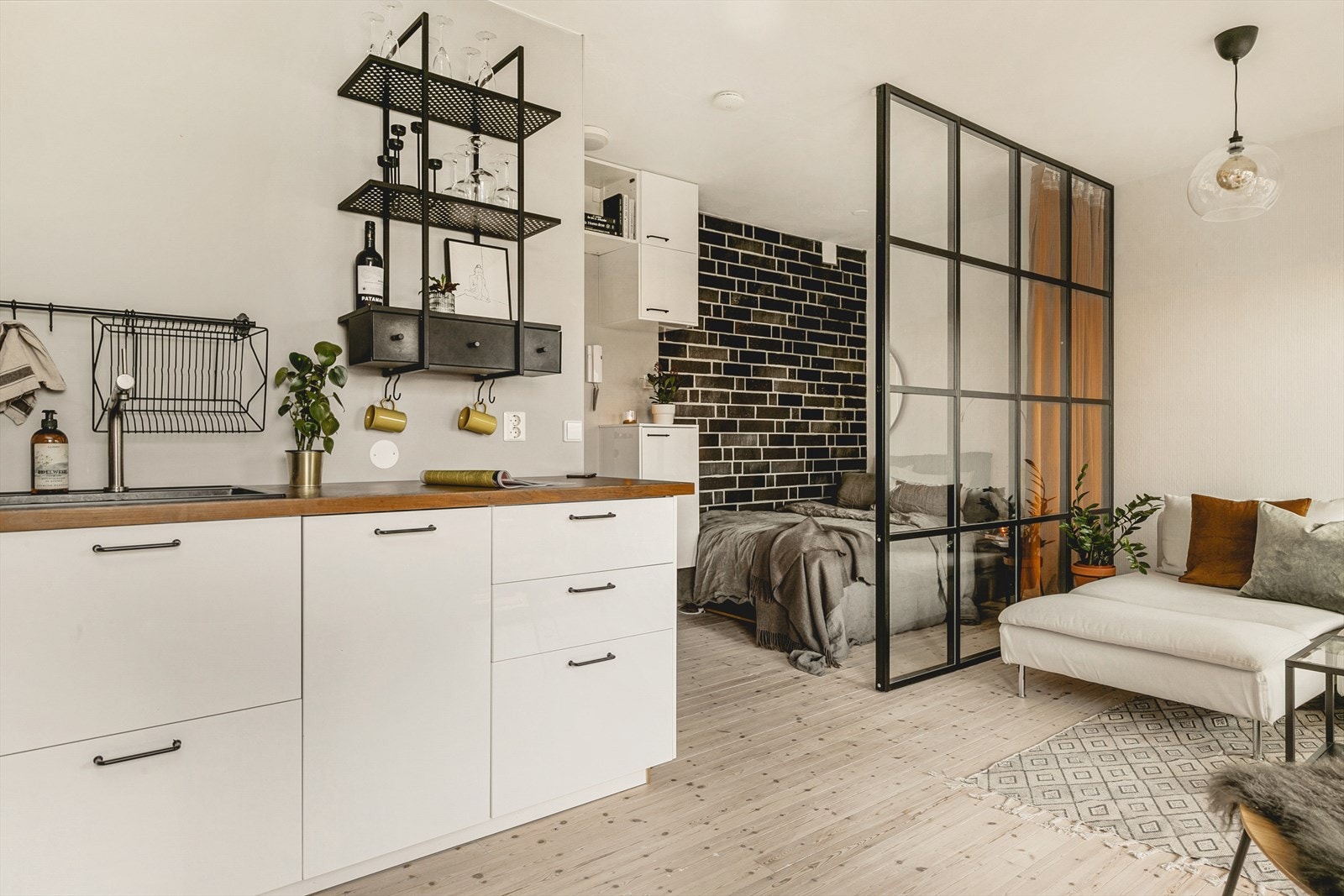 120 liters varmtvannsbereder fra 2016 plassert i kjøkkenbenk. Det er montert Aquastop i kjøkkenbenken. Galleribilde