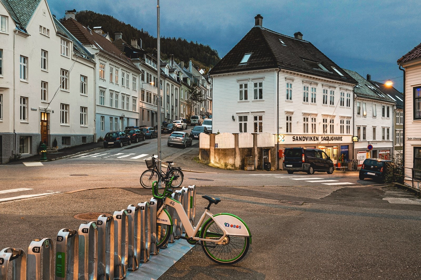 Bysykler er kommet for å bli og tar deg enkelt rundt i Bergen. Man skimter også nærbutikken som også er søndagsåpen. Denne ligger ca. 50 meter fra boligen. Galleribilde