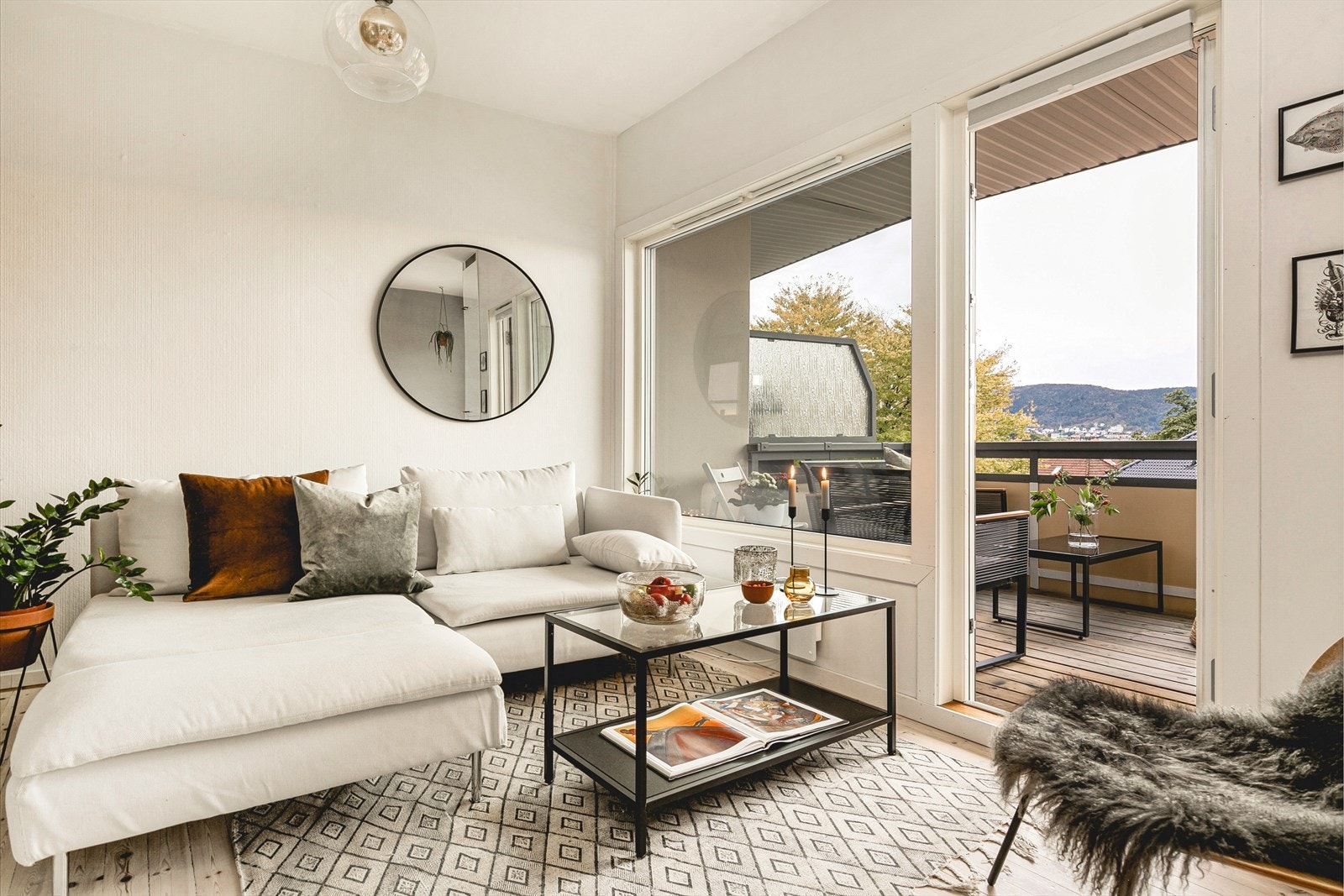 Fra stuen har man utgang til overbygget terrasse på ca. 7,5 kvm med tett rekkverk. Galleribilde