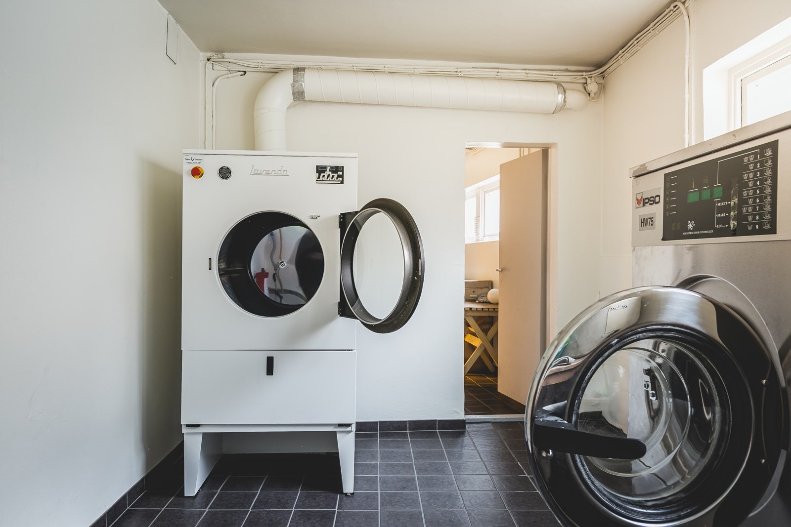 Felles vaskeri ligger rett vis á vis inngangsdøren til leiligheten. Galleribilde