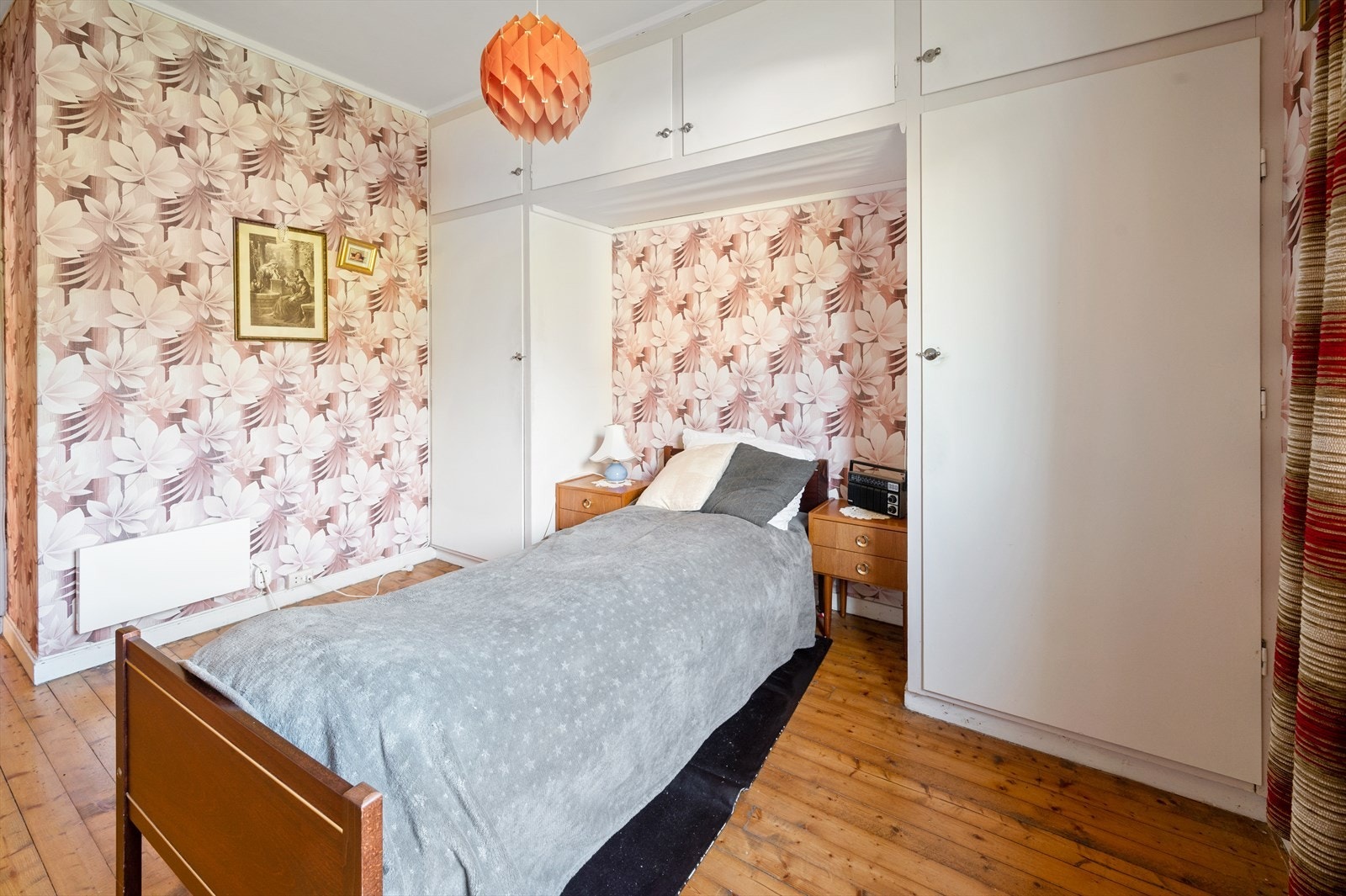 Godt med skapplass og retro tapet. Galleribilde