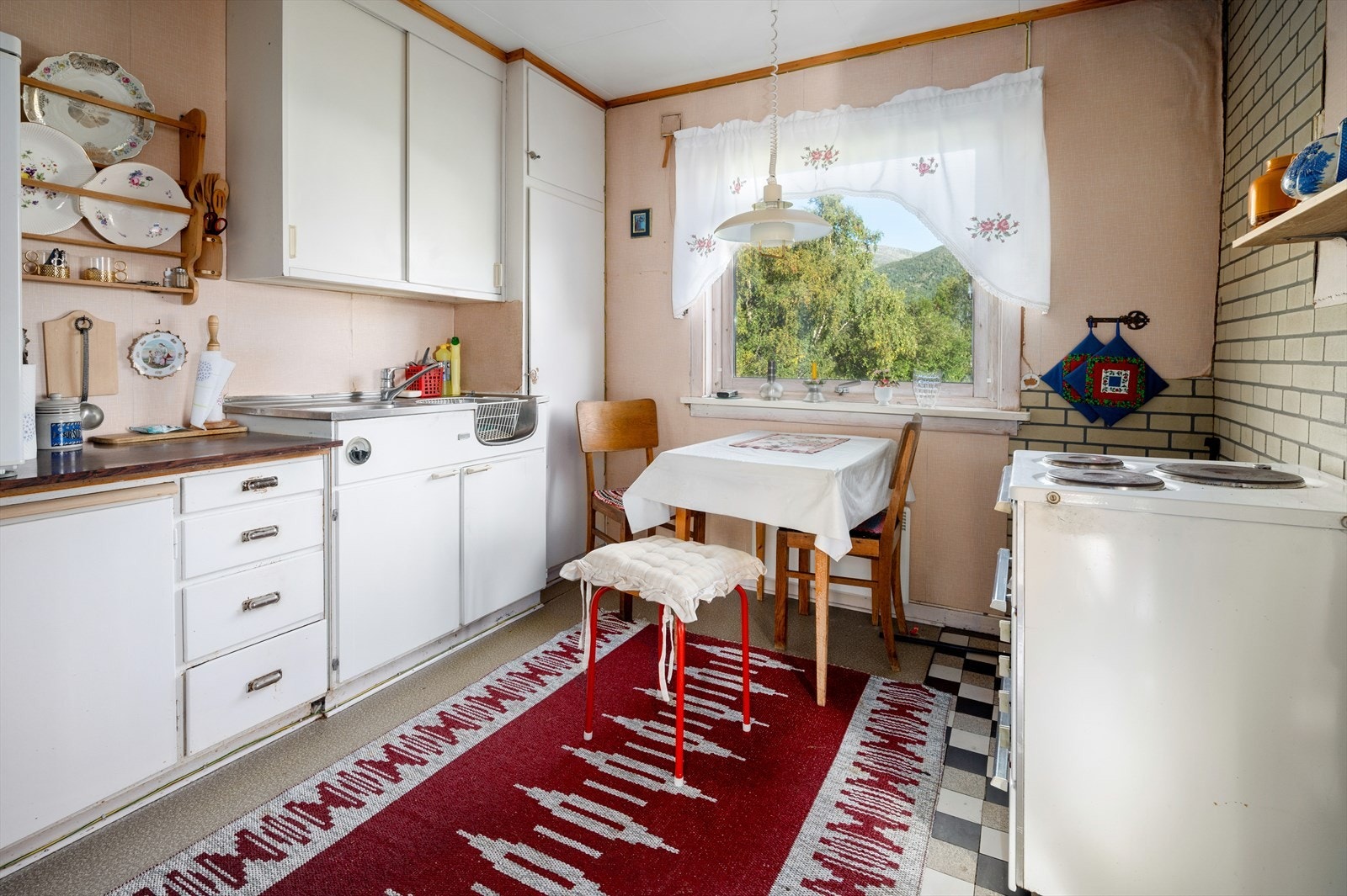 Plass til spisebord under vinduet. Galleribilde