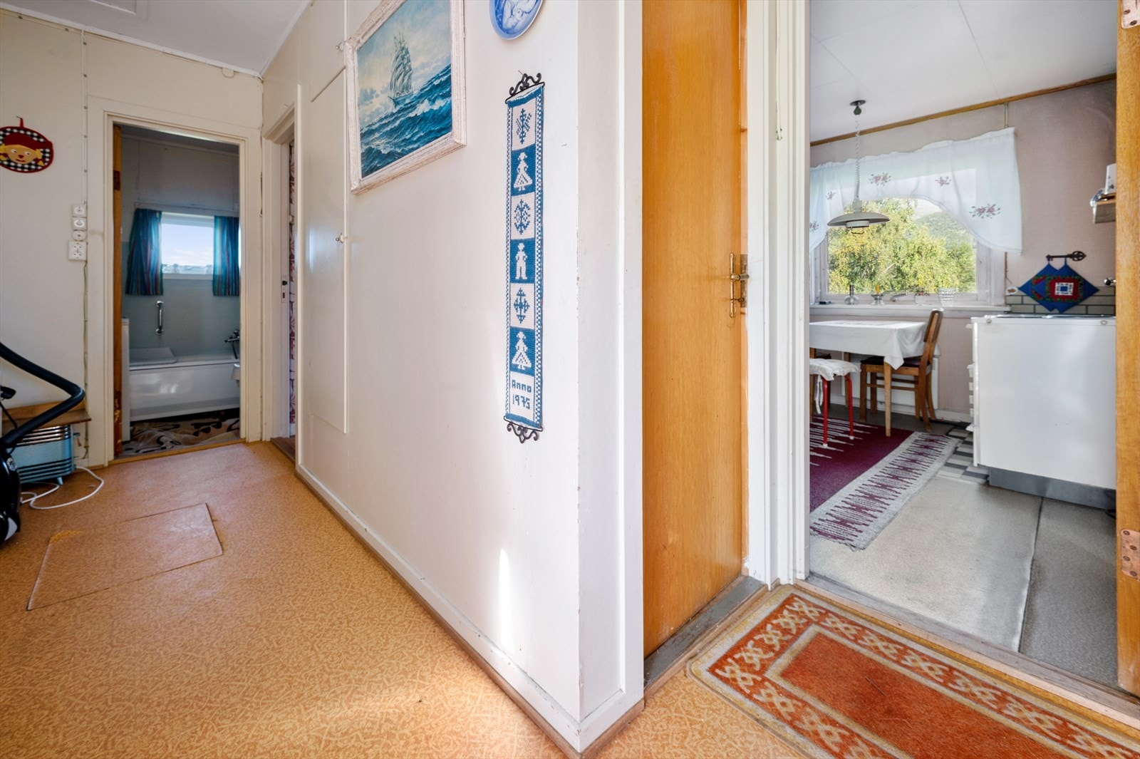 Dør til kjeller og praktisk plassbygd skap. Galleribilde