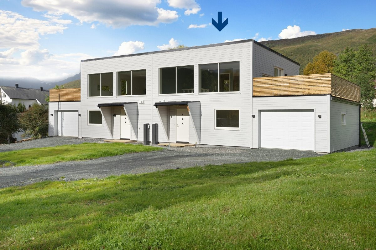 Nyoppført og innholdsrik vertikaldelt tomannsbolig med 3 soveorm og parkering i garasje