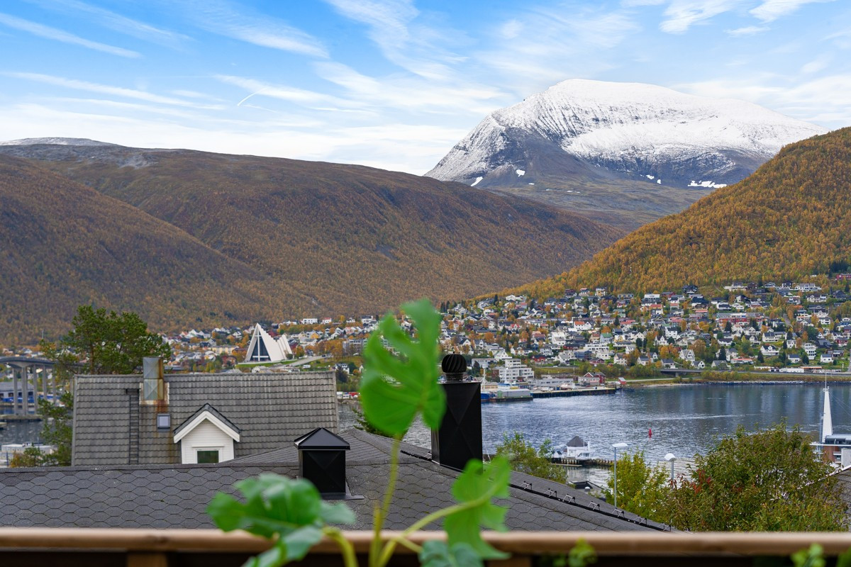 Utsikt til Tromsdalstinden, fjellheisen og ishavskatedralen!