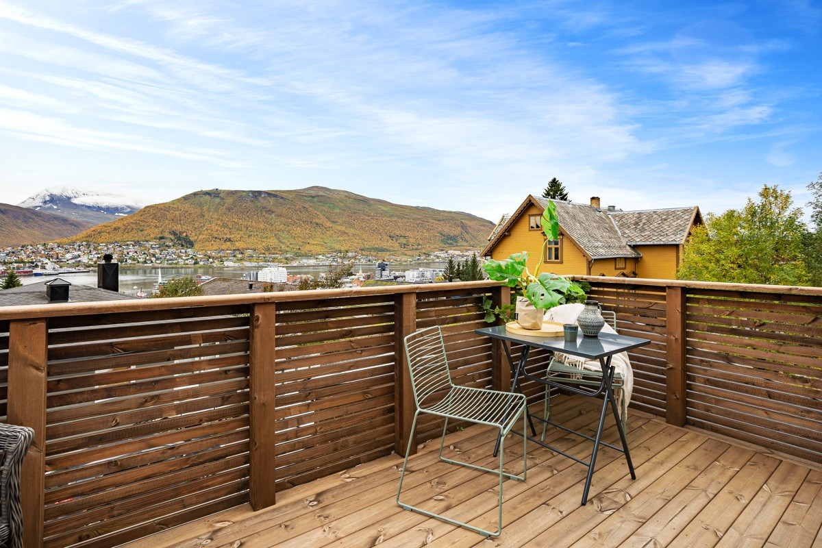 Veranda med god plass til sittegrupper og grill- perfekt for varme sommerdager!