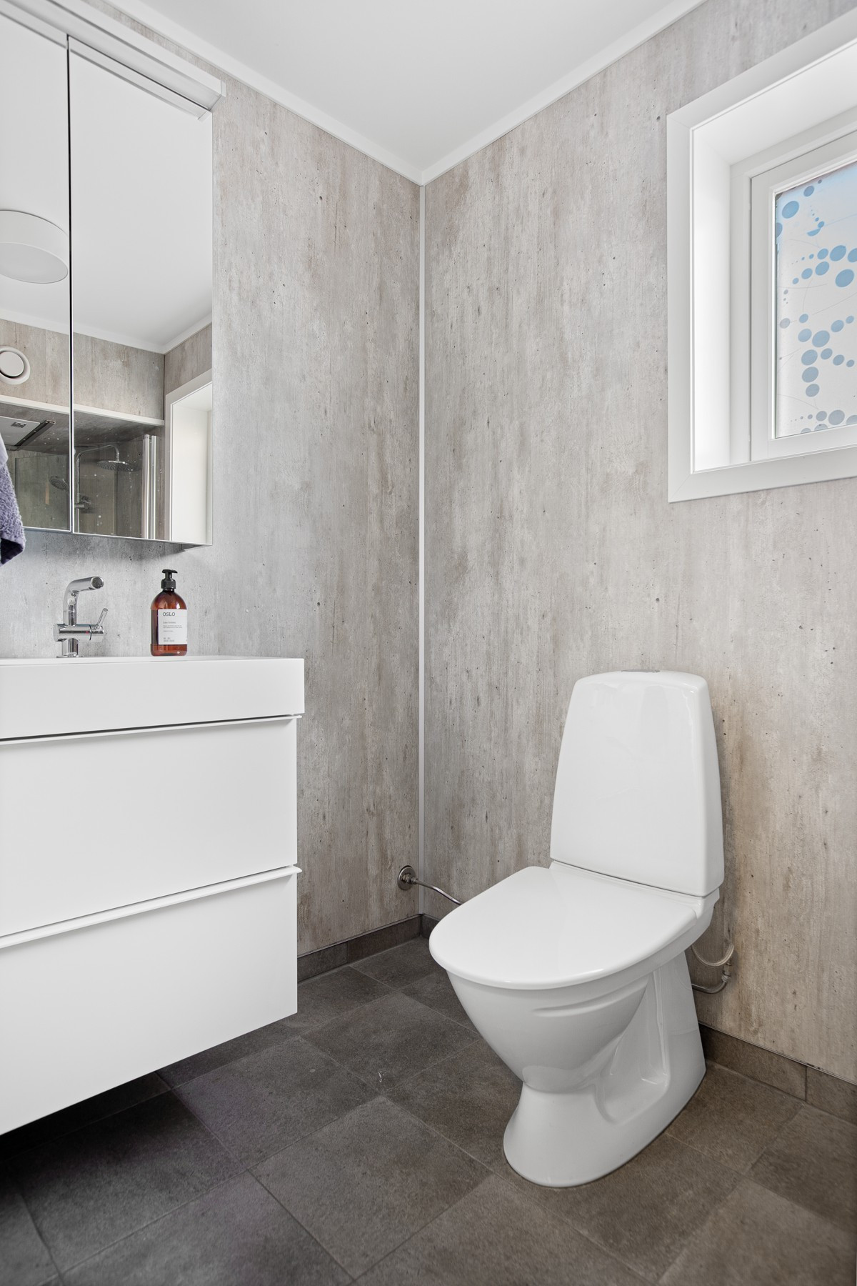 Bad hybel med moderne innredning