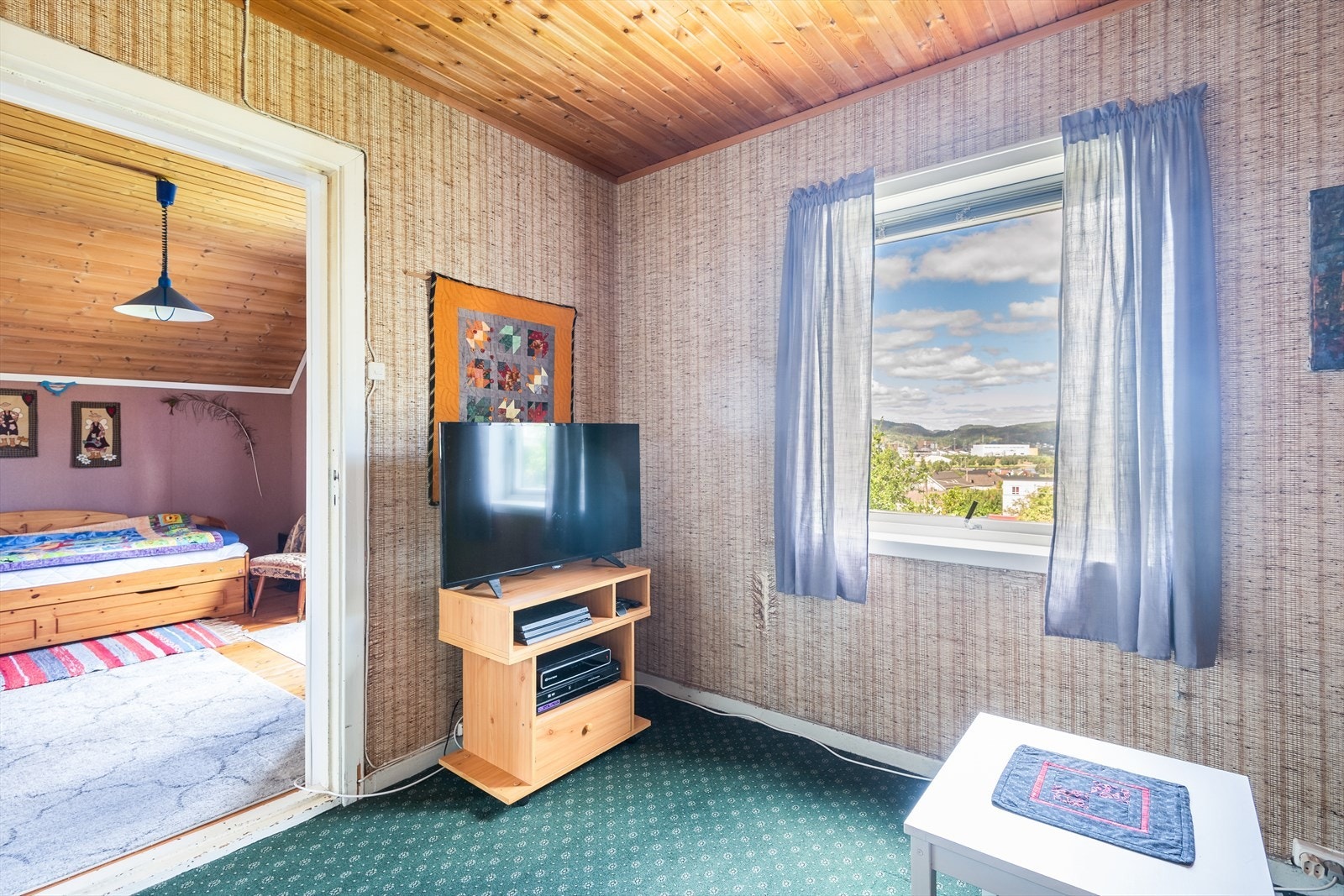 Fra de to soverommene som ligger sørvestvendt er det flott utsikt over nærområdet, hvor en også kan skimte Gunnekleivfjorden. Galleribilde