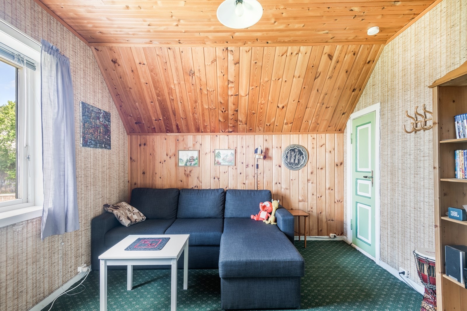 Soverom III har vegg til vegg teppe på gulv, panel og strietapet på vegger og panel i tak. Her er det også adkomst til trapp til loftetasje. Galleribilde
