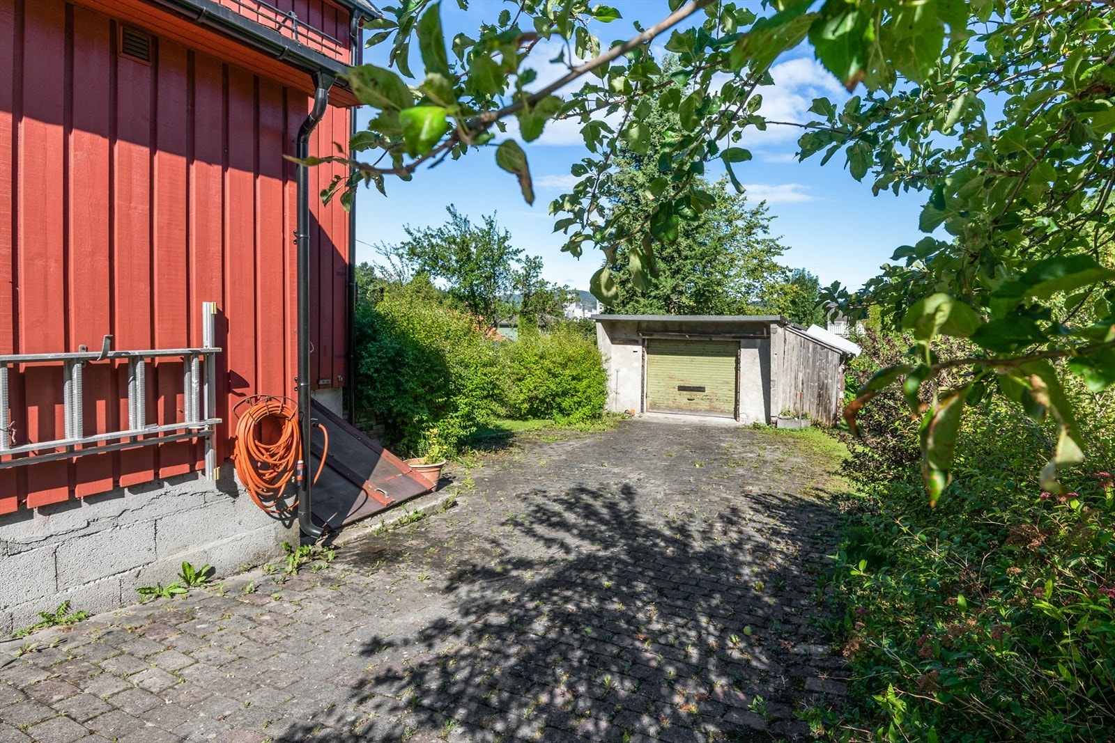 Fra vei til inngangsparti og garasje er det lagt belegningsstein. Galleribilde