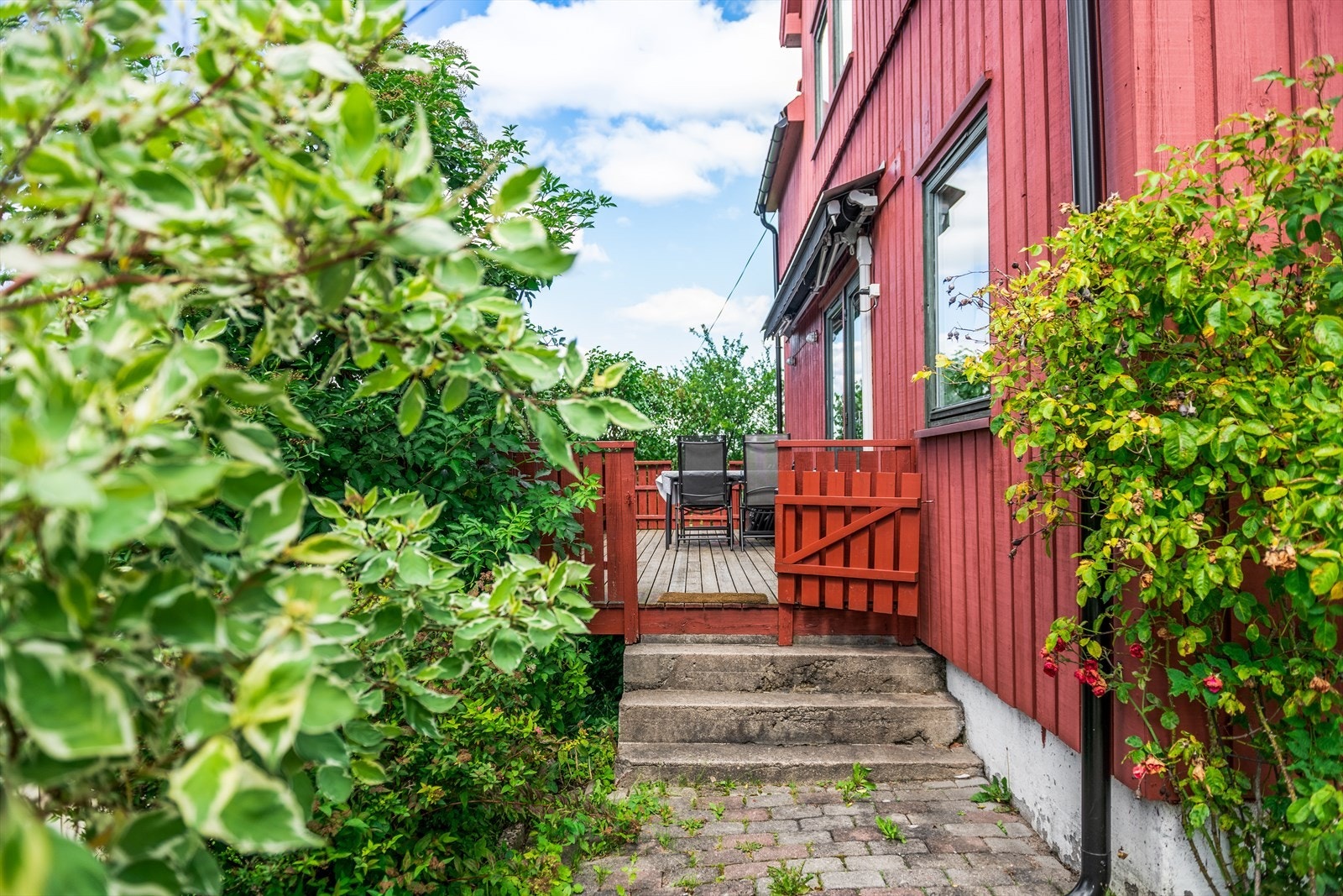 Mot sørvest er det etablert usjenert veranda med elektrisk markise og trapp ned til hage. Galleribilde