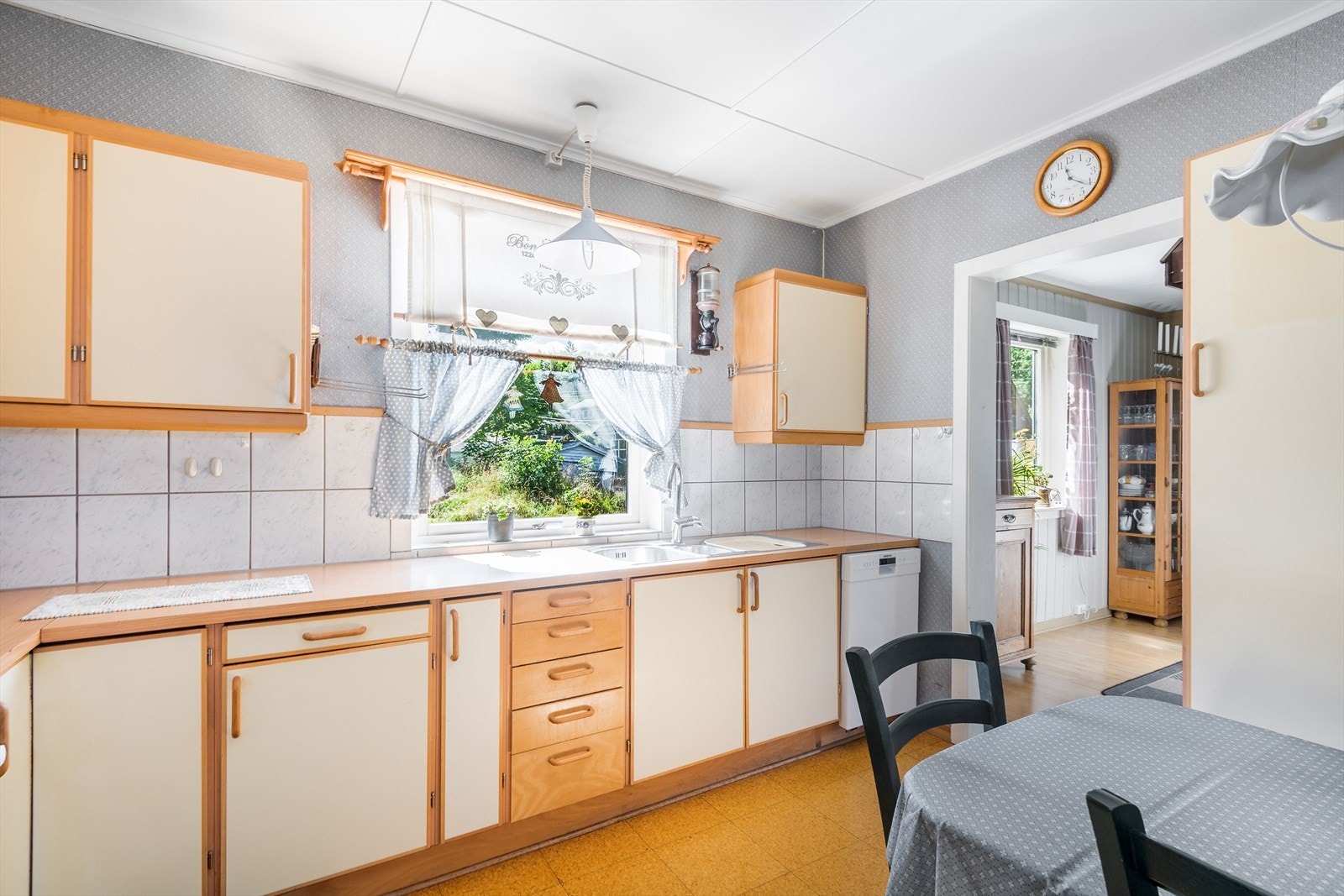 Fliser over laminat benkeplate med god arbeidsflater og nedfelt vaskekum i stål. Galleribilde