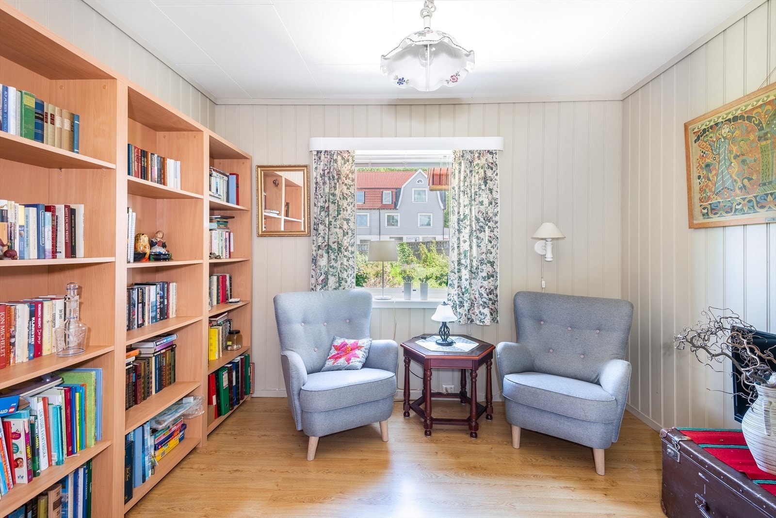 Boligen har totalt 4 soverom, ett beliggende i boligens 1. etasje og de resterende tre i boligens 2. etasje. Galleribilde
