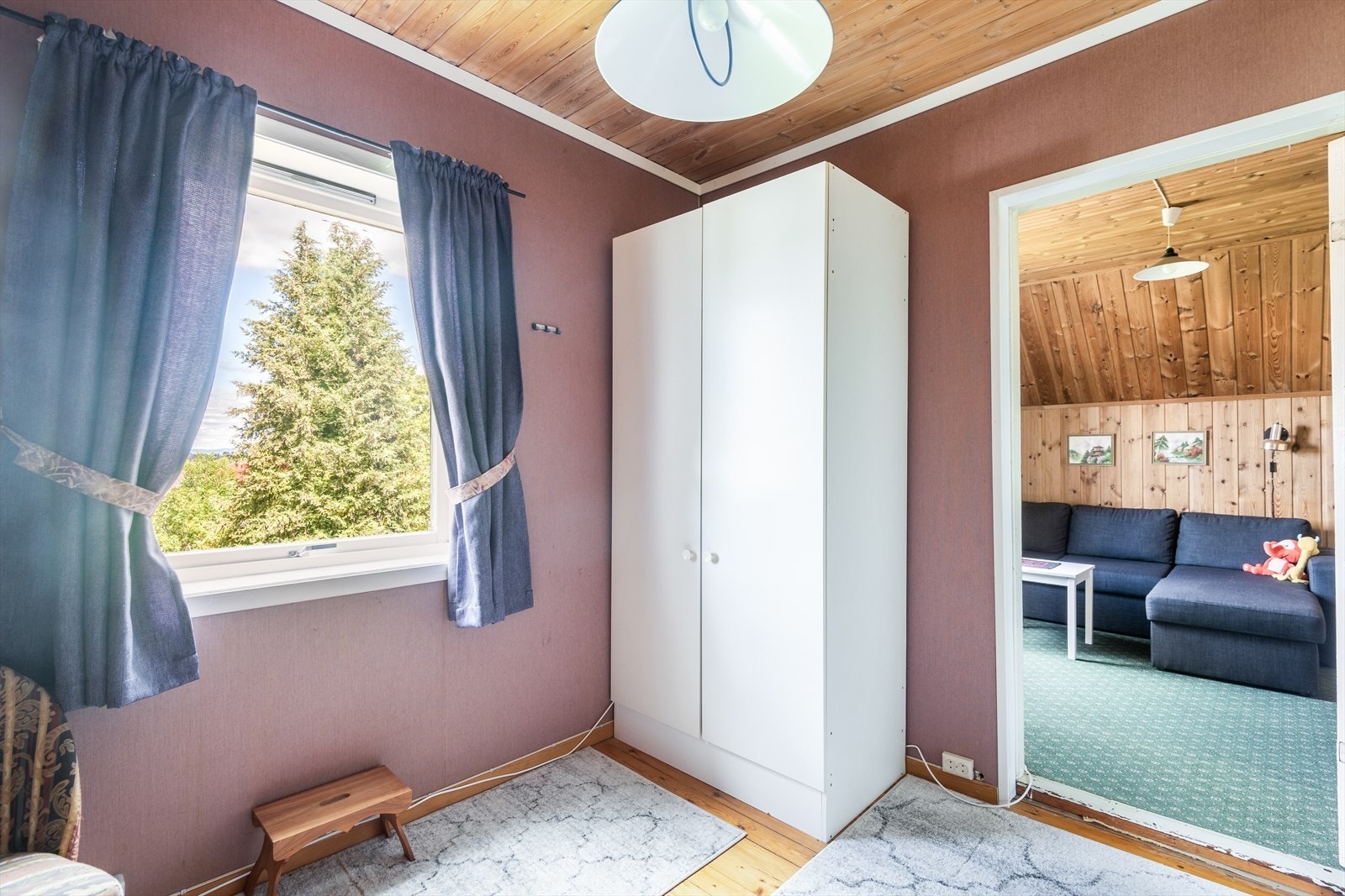 Soverom II har lakket furugulv, tapet på vegger og panel i tak. Galleribilde