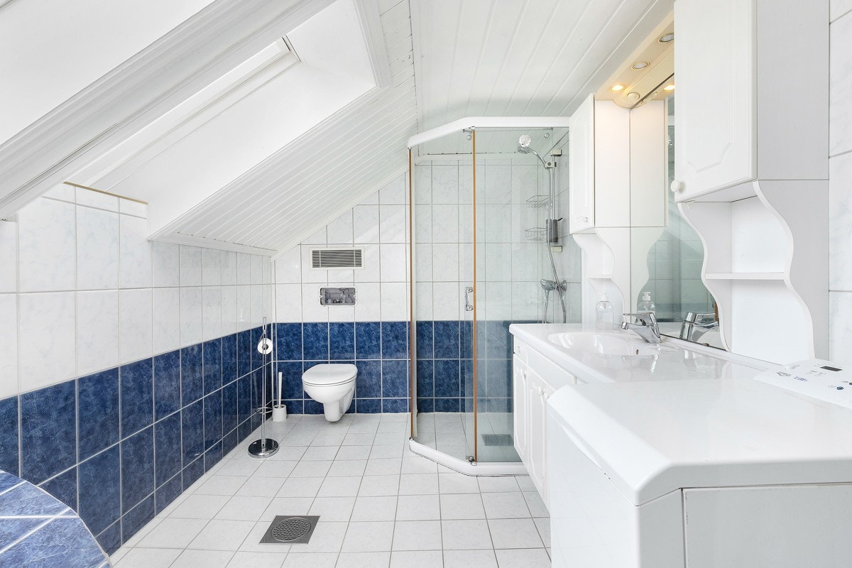 Badet i loftetasjen ble pusset opp i 2011 og har flislagte flater, to takvinduer, gulvvarme og vegghengt toalett. Galleribilde