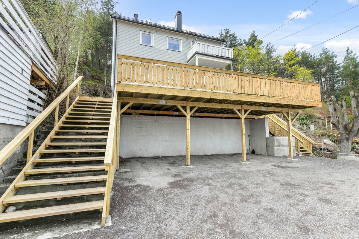 Tilknyttet felles inngangsparti er en stor solrik markterrasse samt 2 verandaer i hoveddelen med utsikt. Det er parkeringsplass i carport mv. Galleribilde