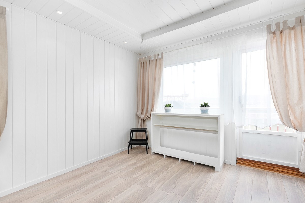 Stuen har vindusflater i to retninger, og utgang til balkong. Galleribilde