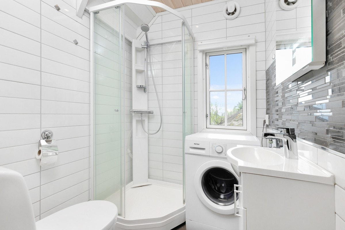 Badet i hovedetasjen ble modernisert i 2017-18, og har pene flislagte flater i hvitt og grått, og ny panel i himling. Galleribilde
