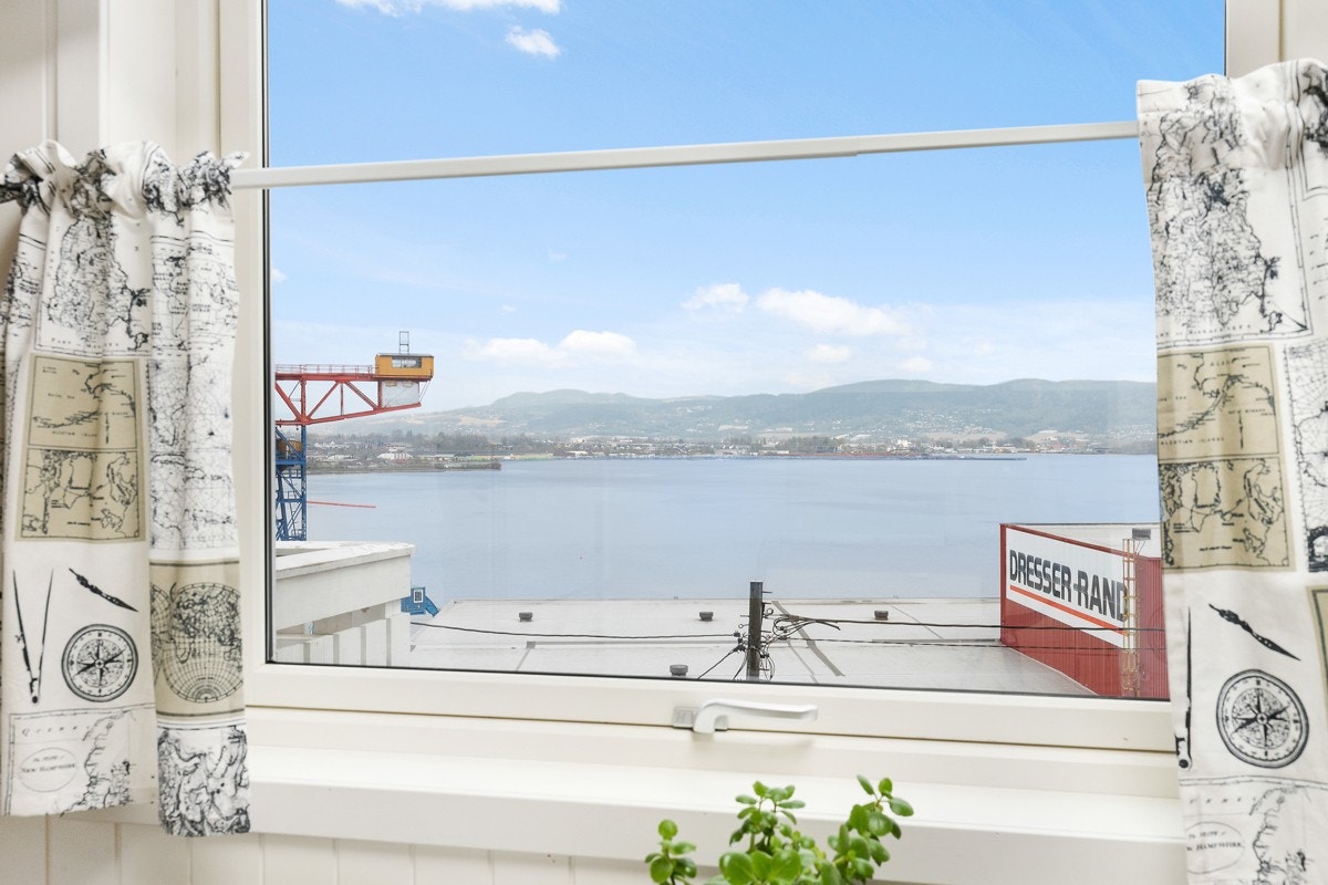 Ved vinduet er det spiseplass med nydelig utsikt over fjorden. Galleribilde