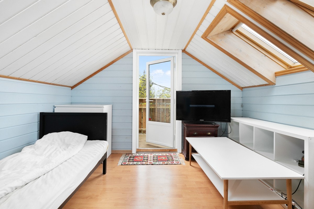Fra en stor vinkelgang i loftetasjen er det dør inn til en loftstue/kontor. Galleribilde