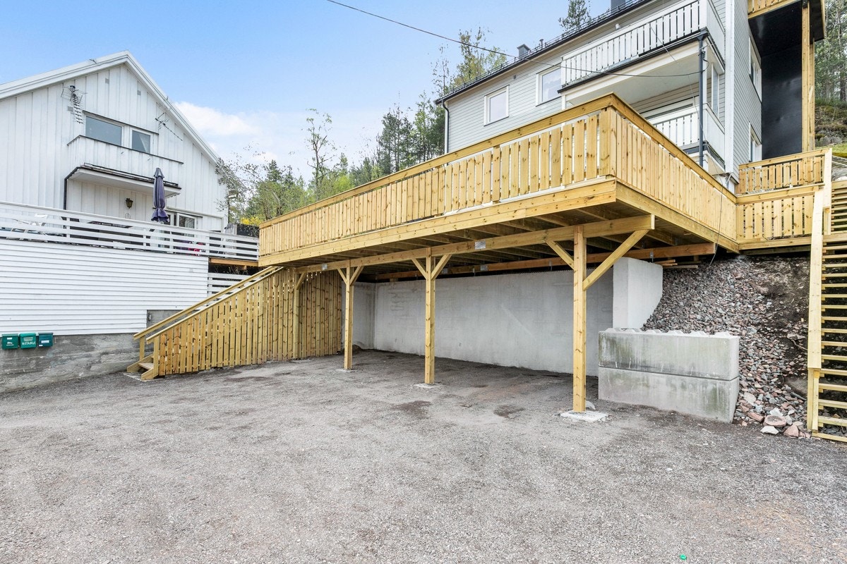 Boligen ligger innerst i en blindvei, og har fantastisk utsikt over fjorden. Parkering i felles carport. Galleribilde