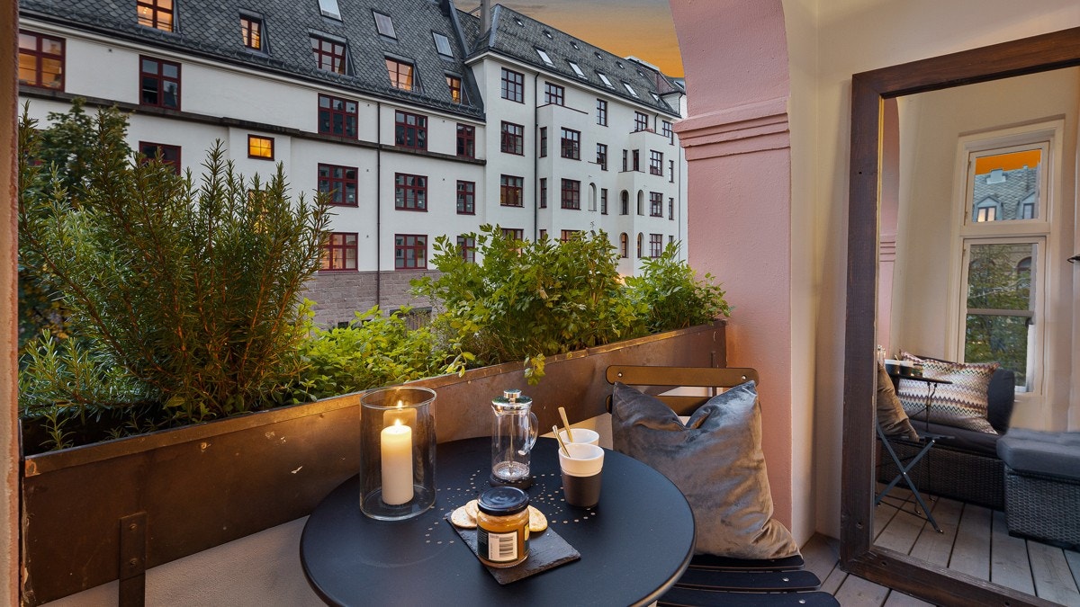 Her er det lagt nytt terrassegulv og det er installert både belysning og strømuttak. Med varmelampen kan uteplassen også brukes utover høsten. Galleribilde