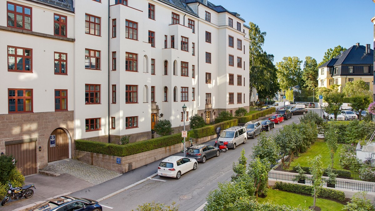 Eier leier en garasjeplass kun 100 meter unna boligen for kr. 2.000,- i mnd. Om det er ønskelig kan ny eier tre inn i avtalen. Galleribilde