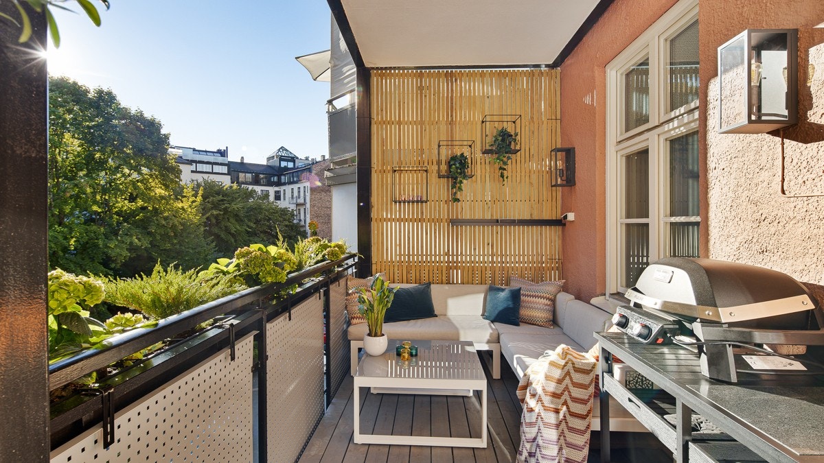 Uteplassen på 10 kvm er romslig med god plass til både hyggelig sittegruppe og grill. Her er det også lagt nytt terrassegulv, belysning og strømuttak. Galleribilde