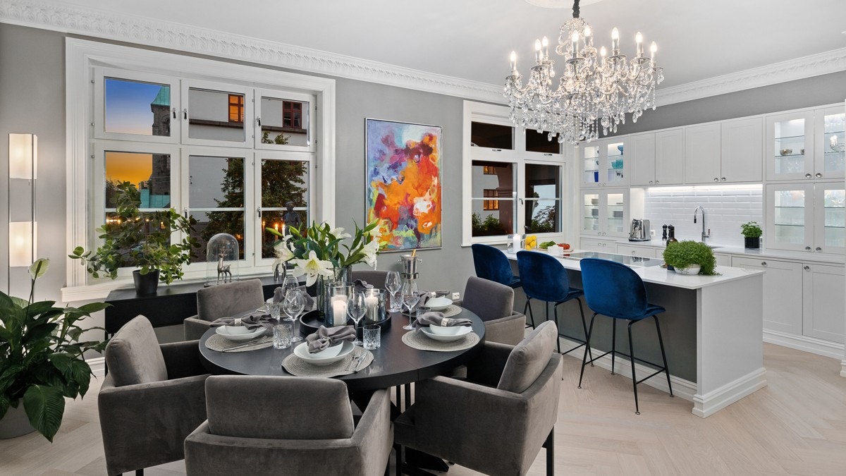 I likhet med resten av boligen, er kjøkkenet totaloppusset i en klassisk stil. Rene linjer, påkostede detaljer og en tidløs, høystandard innredning gir kjøkkenet et moderne og eksklusivt uttrykk. Galleribilde