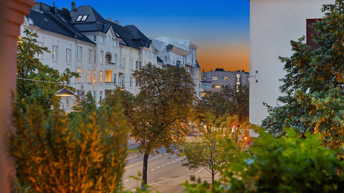 Hyggelige turmuligheter finnes både langs Frognerstranda og ut på Bygdøylandet. Det er kort vei til Frognerparken, Frogner stadion og Frogner tennisarena. Galleribilde
