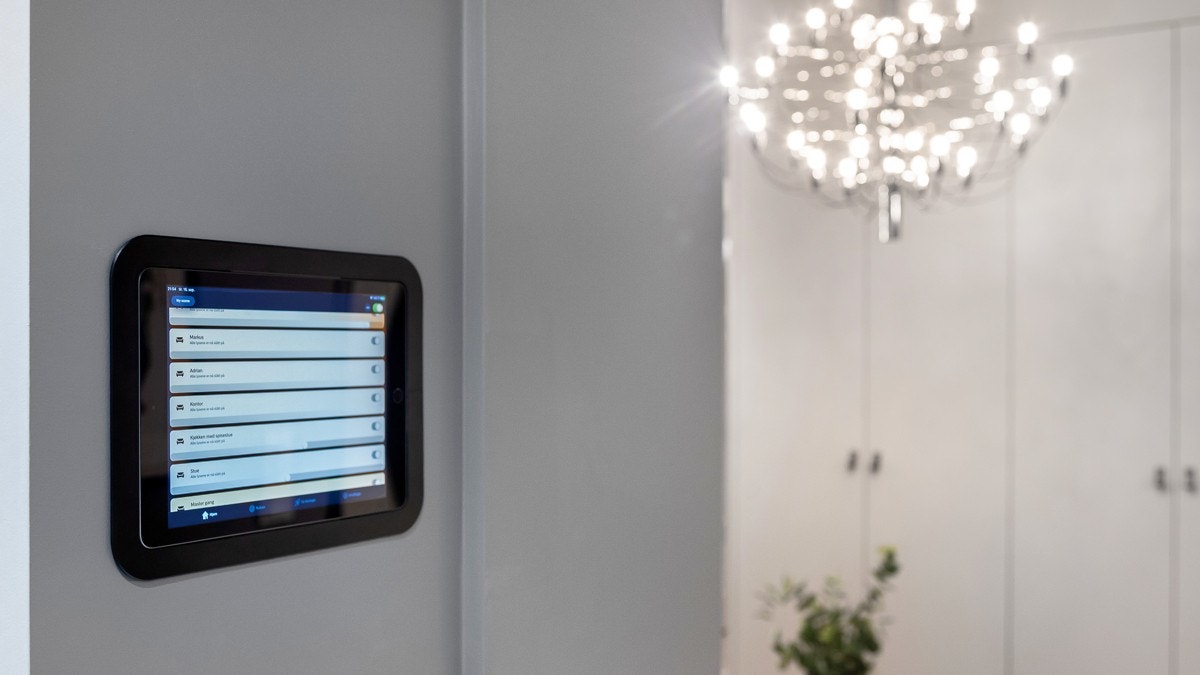 IPad innfelt i vegg for styring av smarthjemfunksjoner. Galleribilde