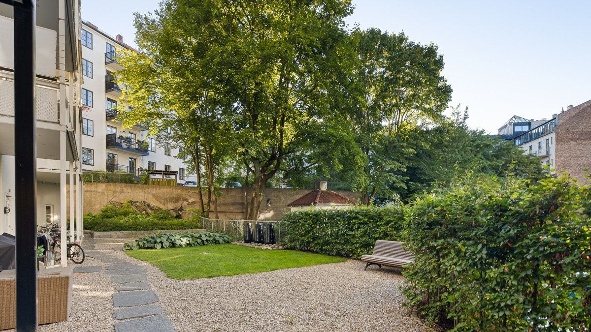 I bakgården er det pent opparbeidet fellesområde med trygg plass for sykkelparkering. Galleribilde