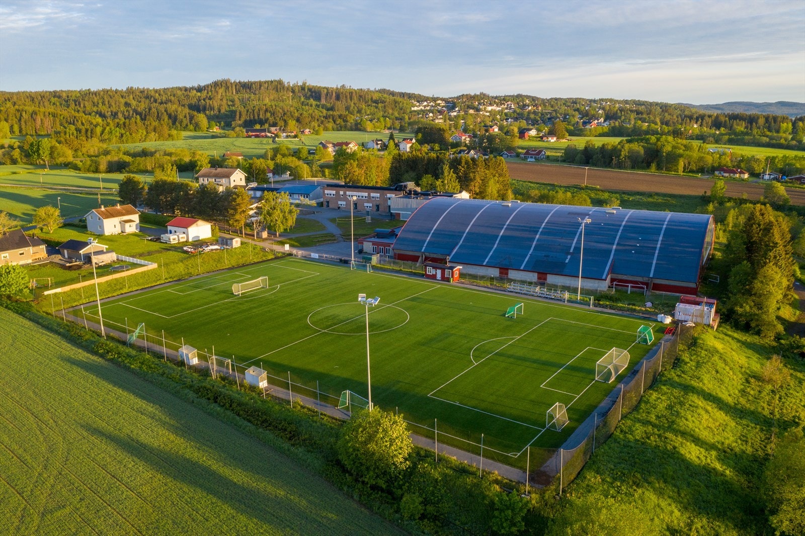 Flatebyhallen med flerbrukshall og baner for ballspill. Galleribilde