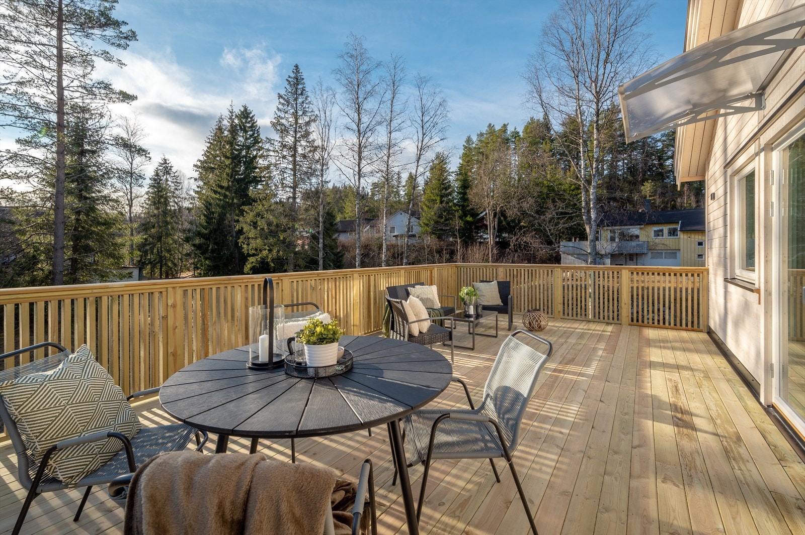 Terrassen har godt med plass og fungerer som en ypperlig forlengelse av stuen. Galleribilde