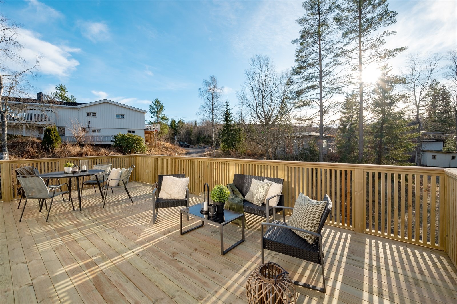 Utenfor stuen ligger en sydvendt terrasse - Her kan du invetere familie og venner på besøk for å nyte solen! Galleribilde