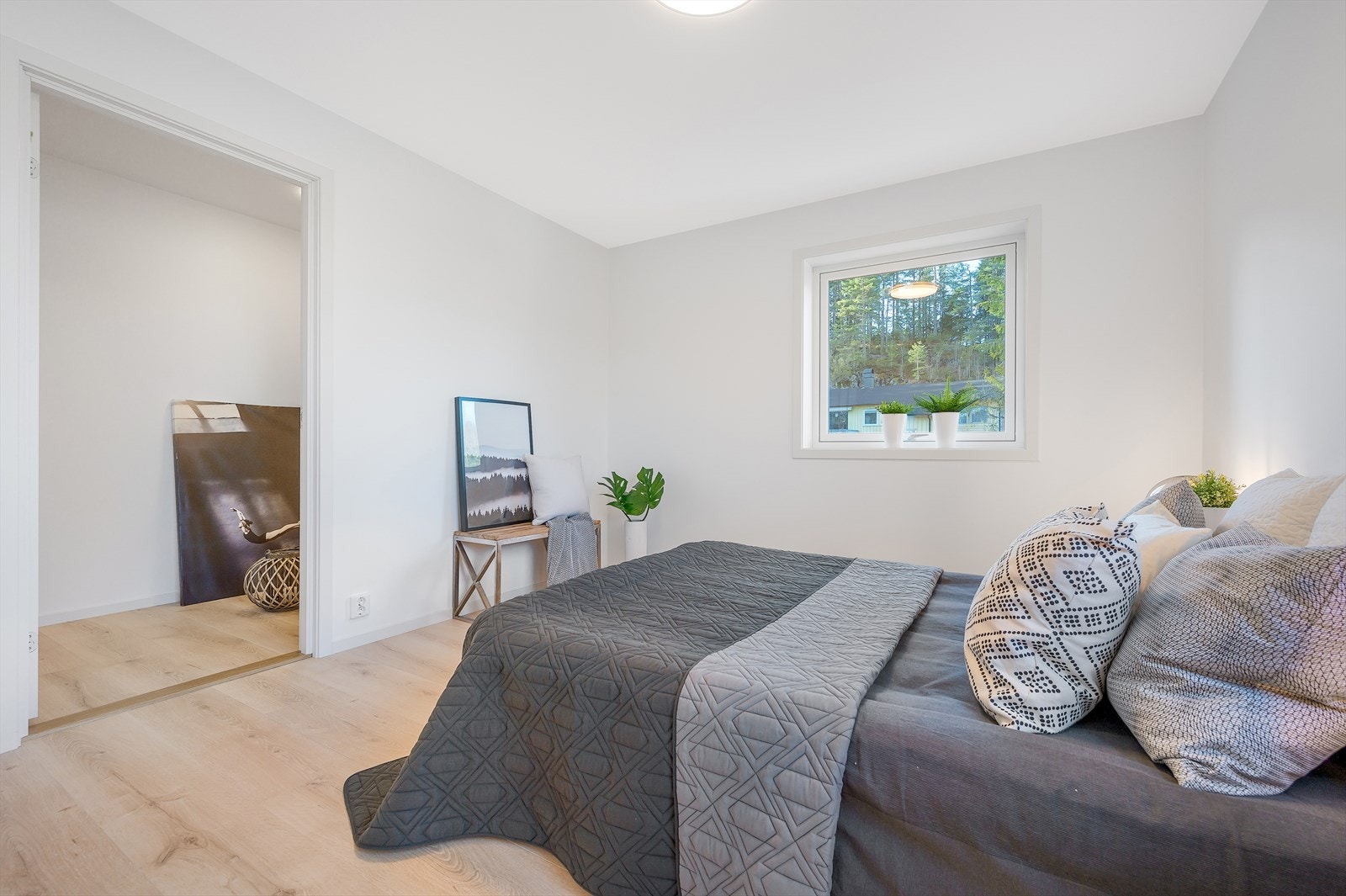 Hovedsoverommet ligger tilknyttet egen "walk-in" garderobe. Galleribilde