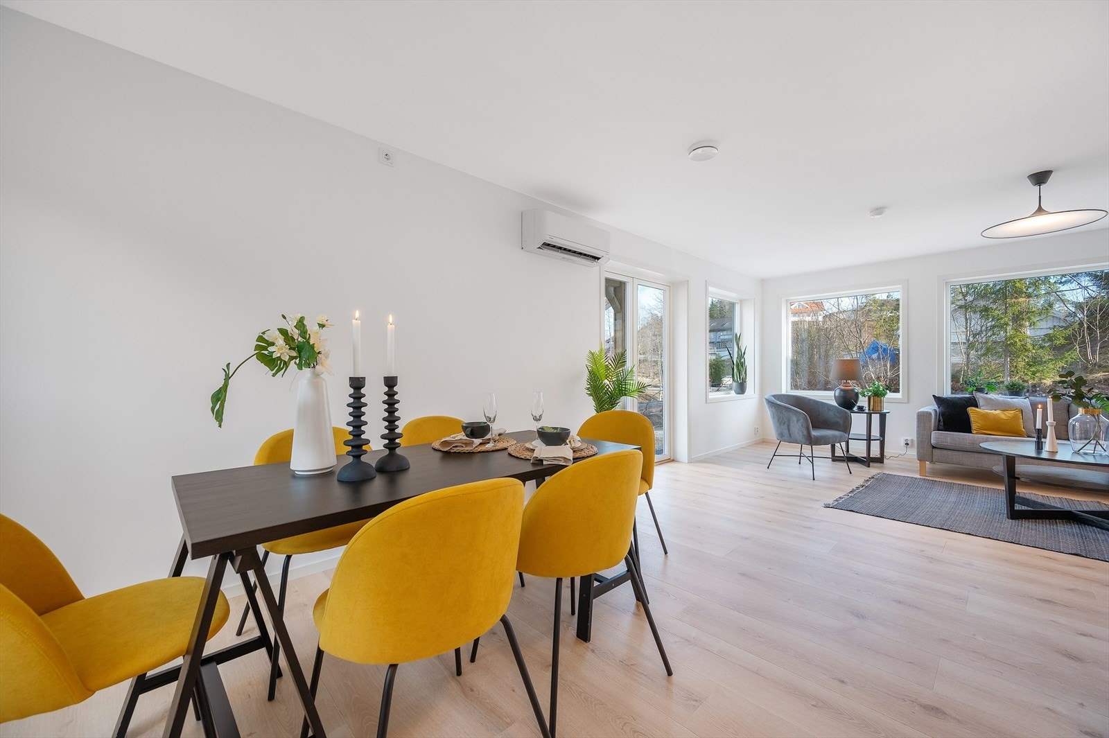 Stuen deles naturlig i to soner med sofaområde og spisestue. Galleribilde
