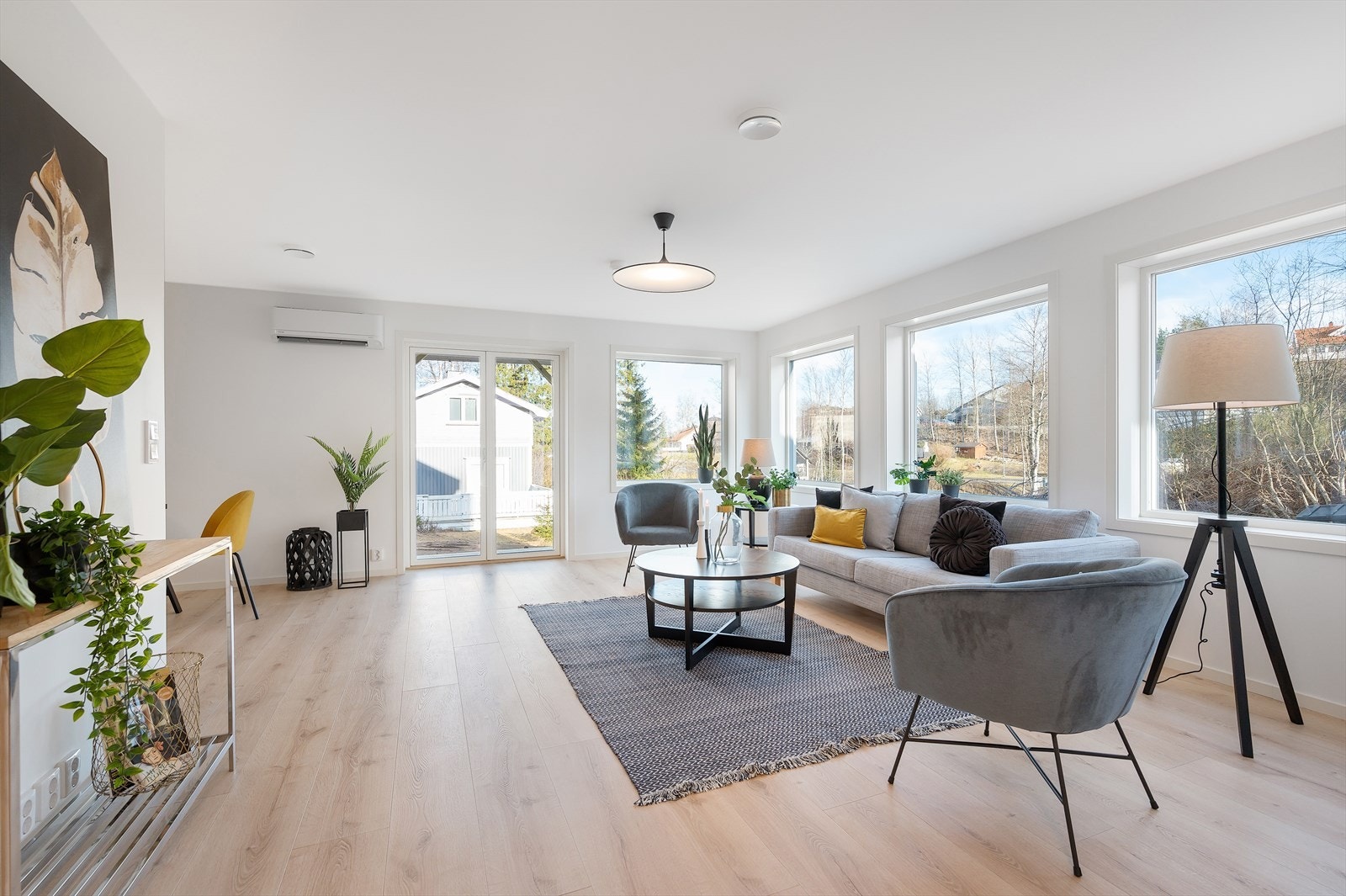 Innvendig har boligen en gjennomgående god standard med enstavs laminat, lyse overflater og rikelig med naturlig lys. Galleribilde