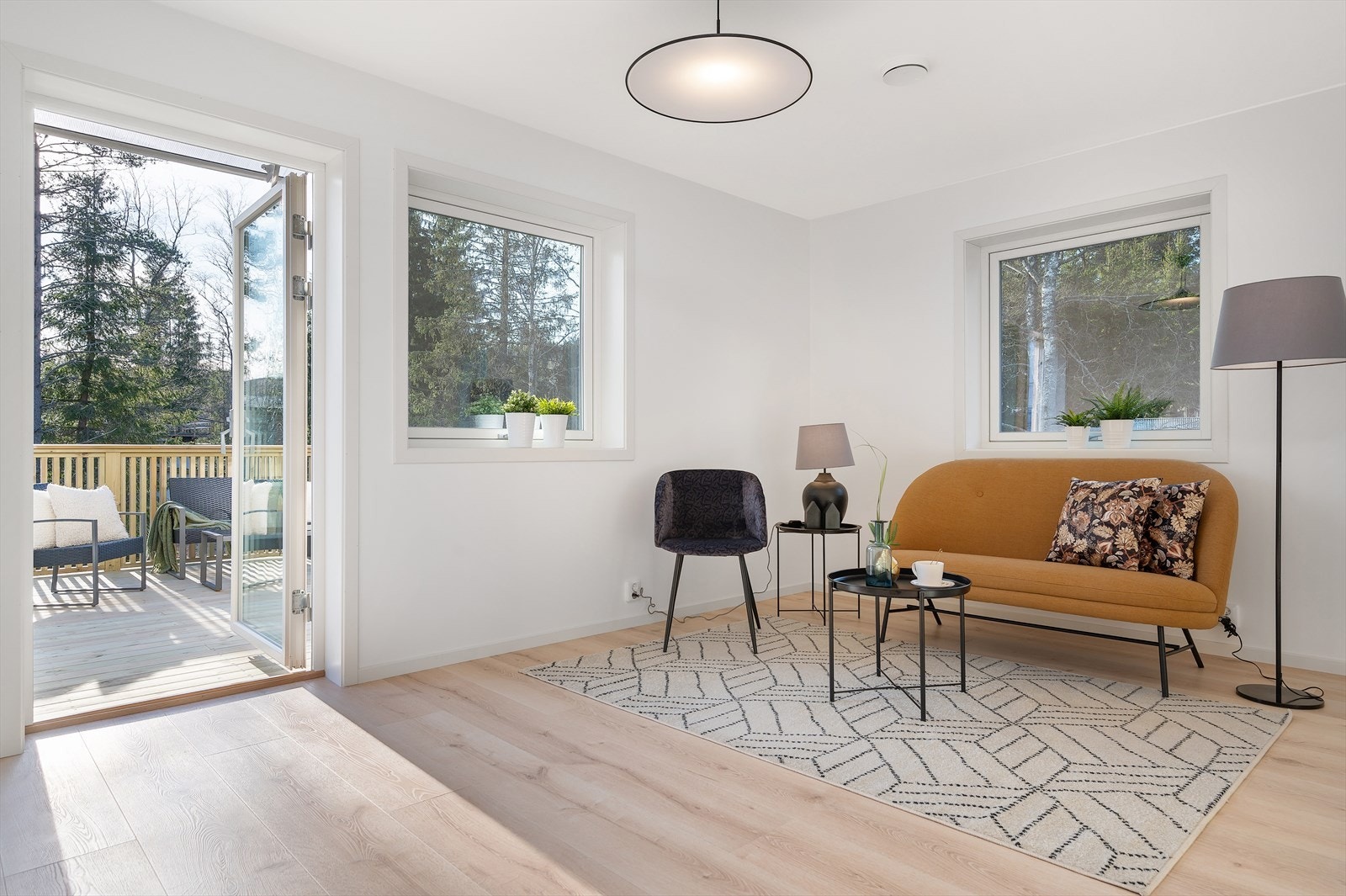 Rommet har også utgang til boligens fantastiske terrasseområde. Galleribilde