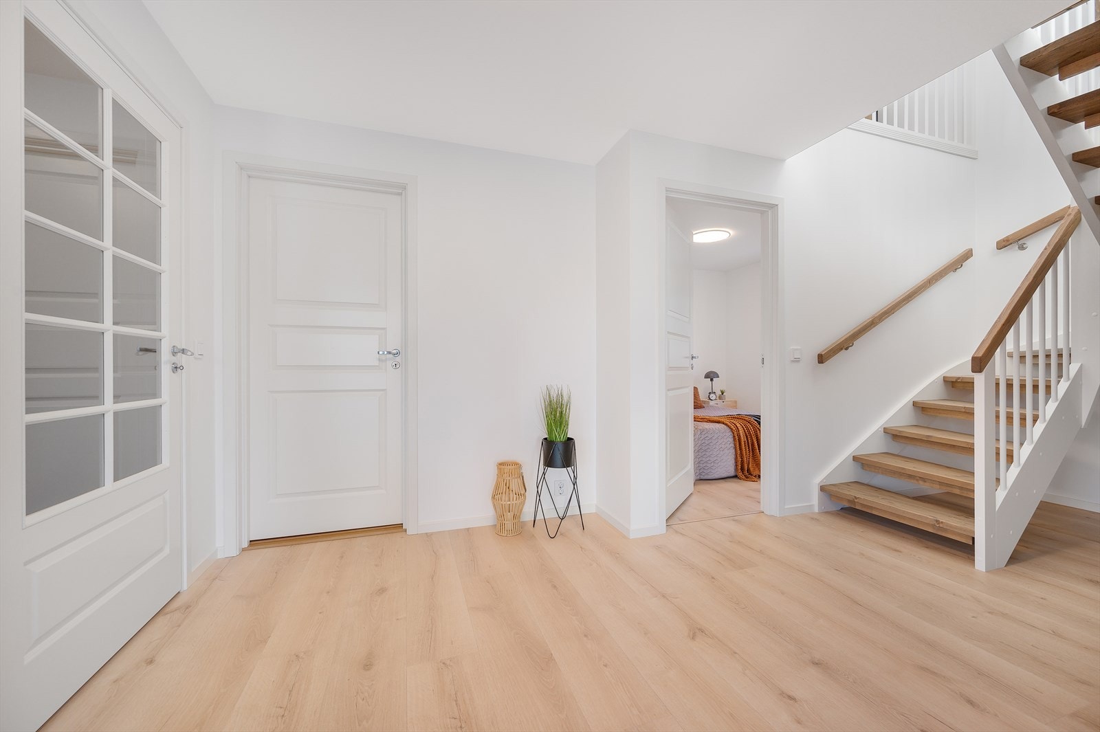 Videre tas du inn i en romslig gang med muligheter for møblering. Galleribilde