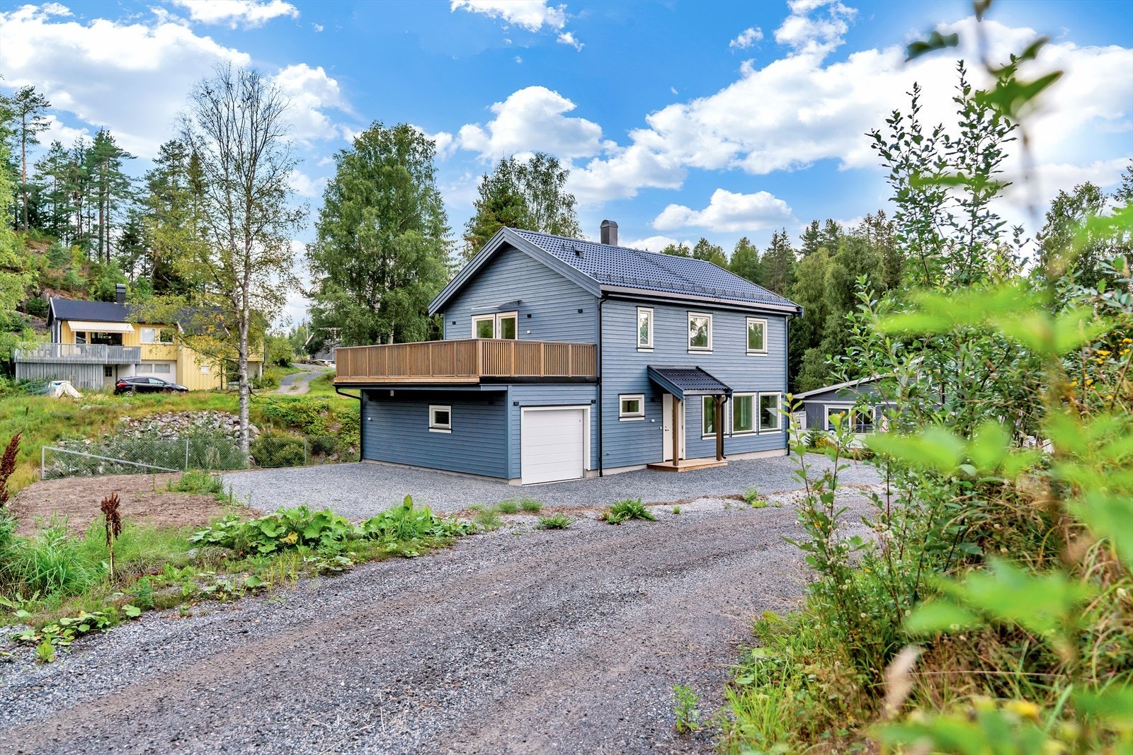 Velkommen til en flott enebolig over to plan med kvalitetsmaterialer, god standard og tilbygget garasje med elbillader. Galleribilde