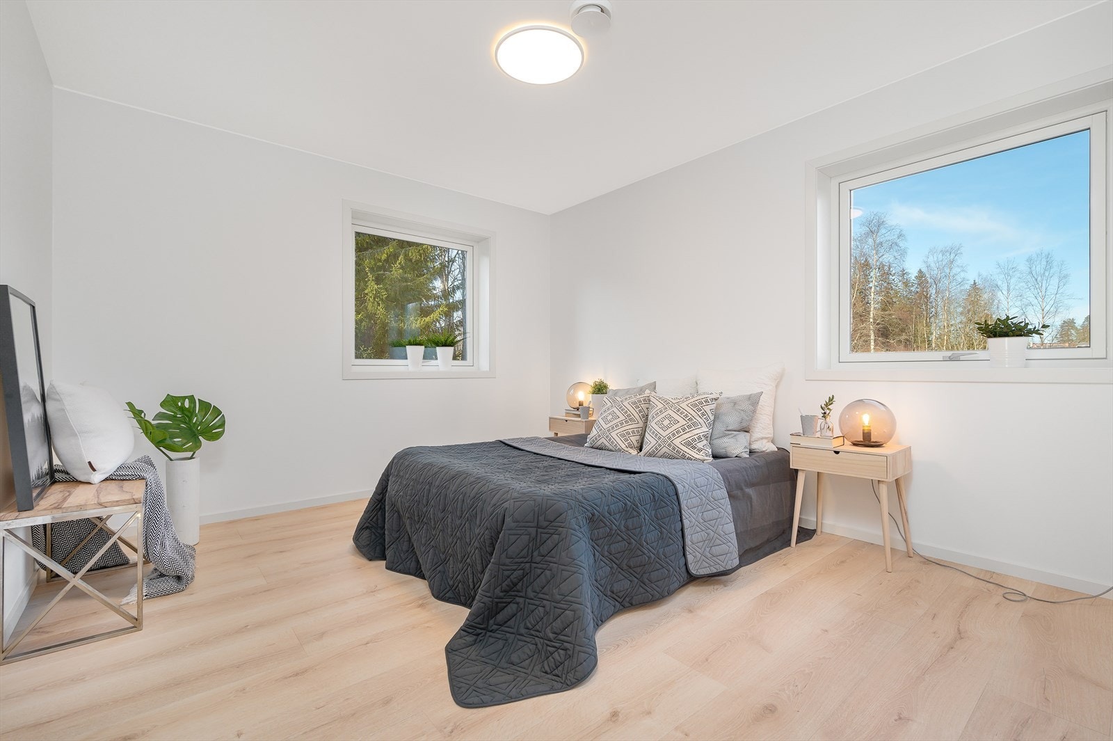 Boligen har totalt fire romslige soverom, der det ene ligger i første etasje og de tre øvrige i andre. Galleribilde