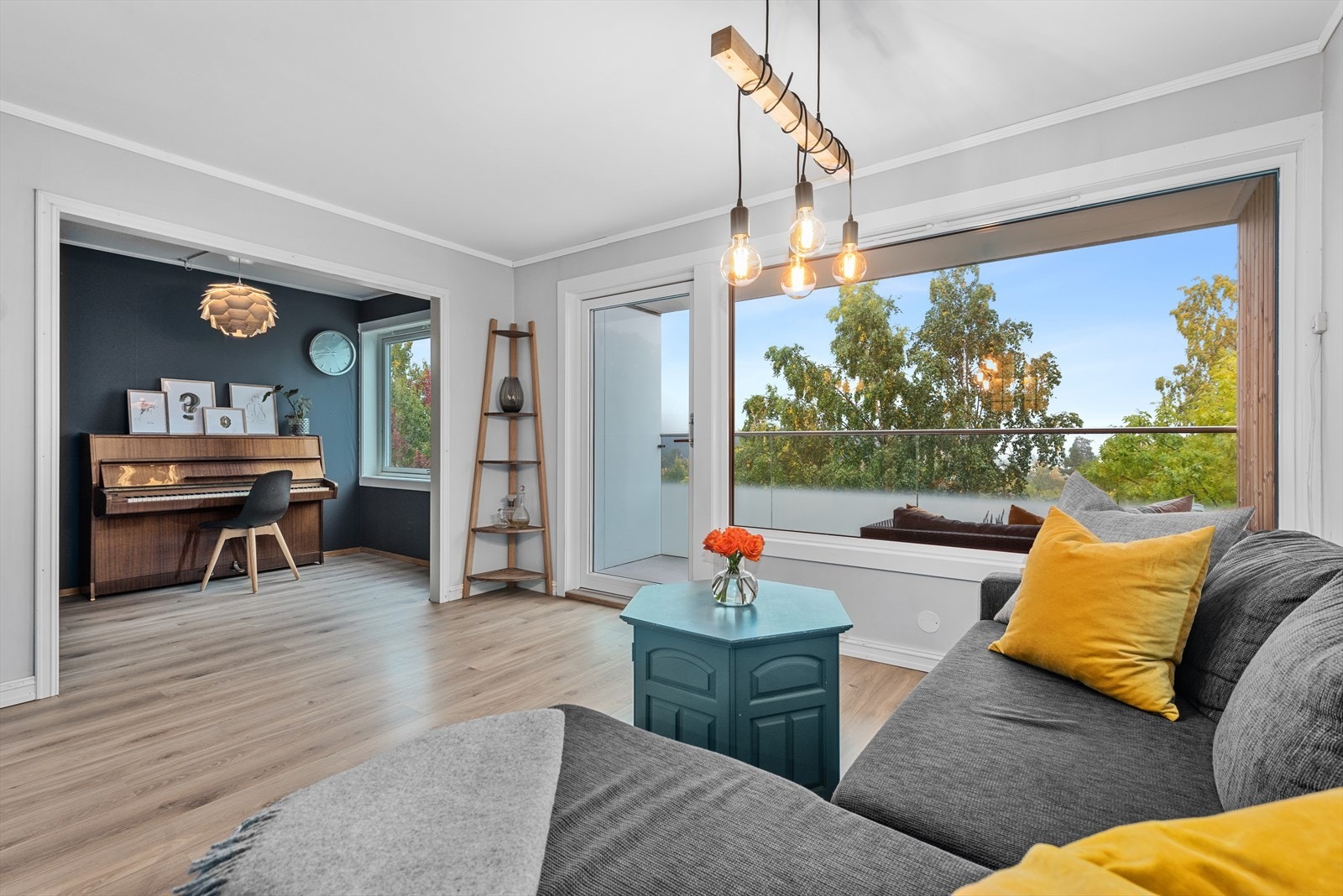 Tilltalende 2-roms endeleilighet med gjennomgående god standard. Balkong med vidstrakt utsikt! Galleribilde