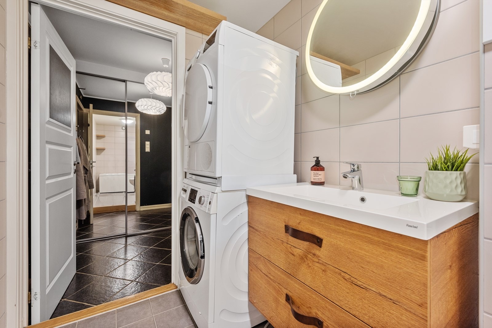 Flislagt gulv med varmekabler, fliser på vegger og malt himling. Opplegg for vaskemaskin og plass til tørketrommel. Galleribilde