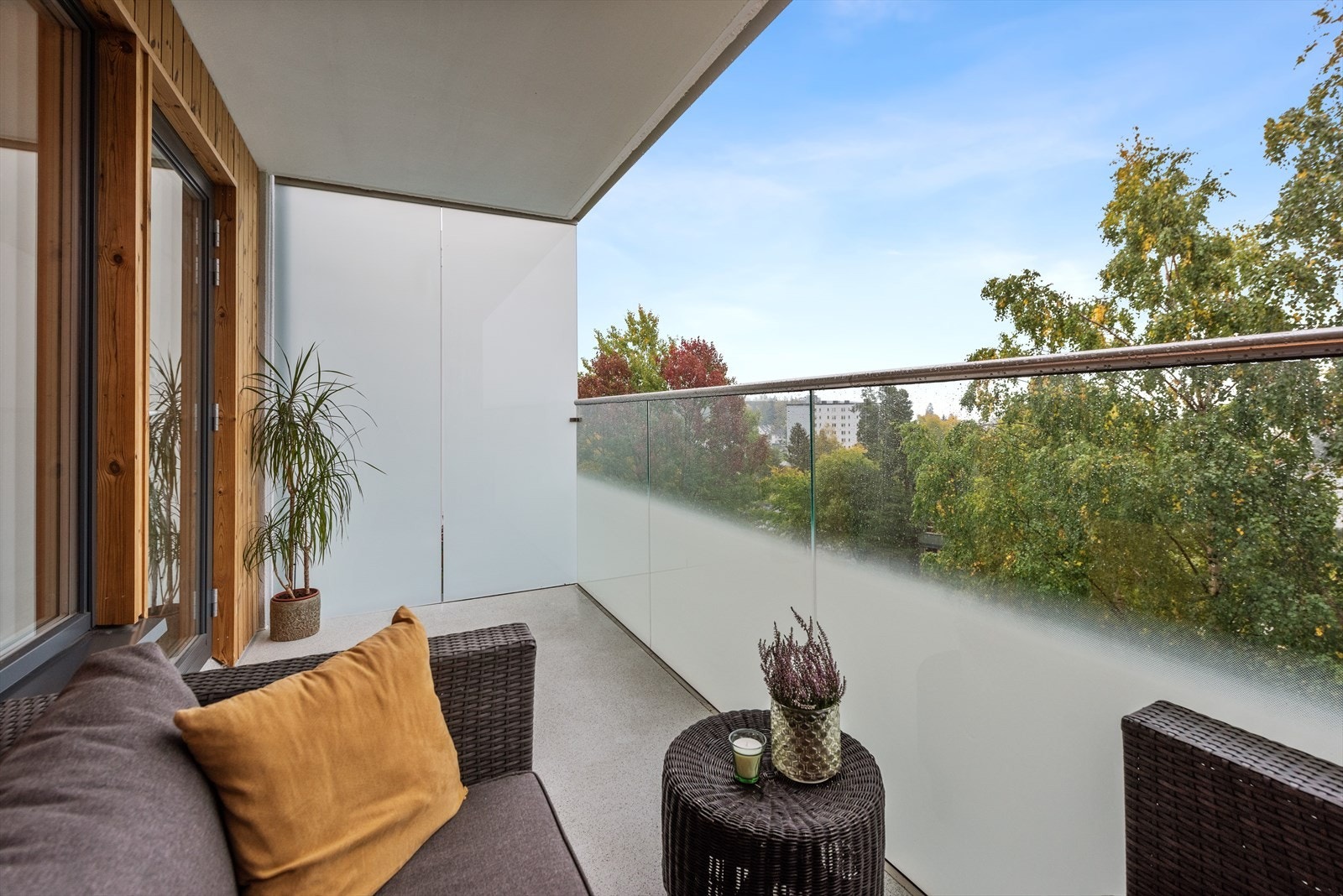 Balkong er rehabilitert i 2019/2020 og er ca. 7,5 kvm overbygget med adkomst fra stue Galleribilde