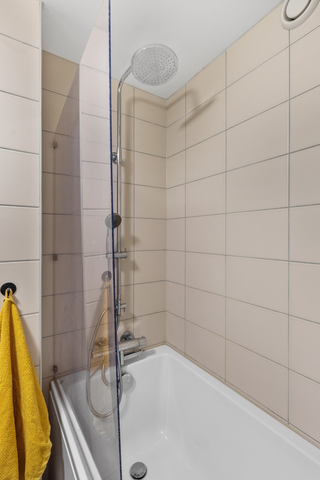 Baderom fra 2018 - flotte detaljer som regnfallsdusj Galleribilde