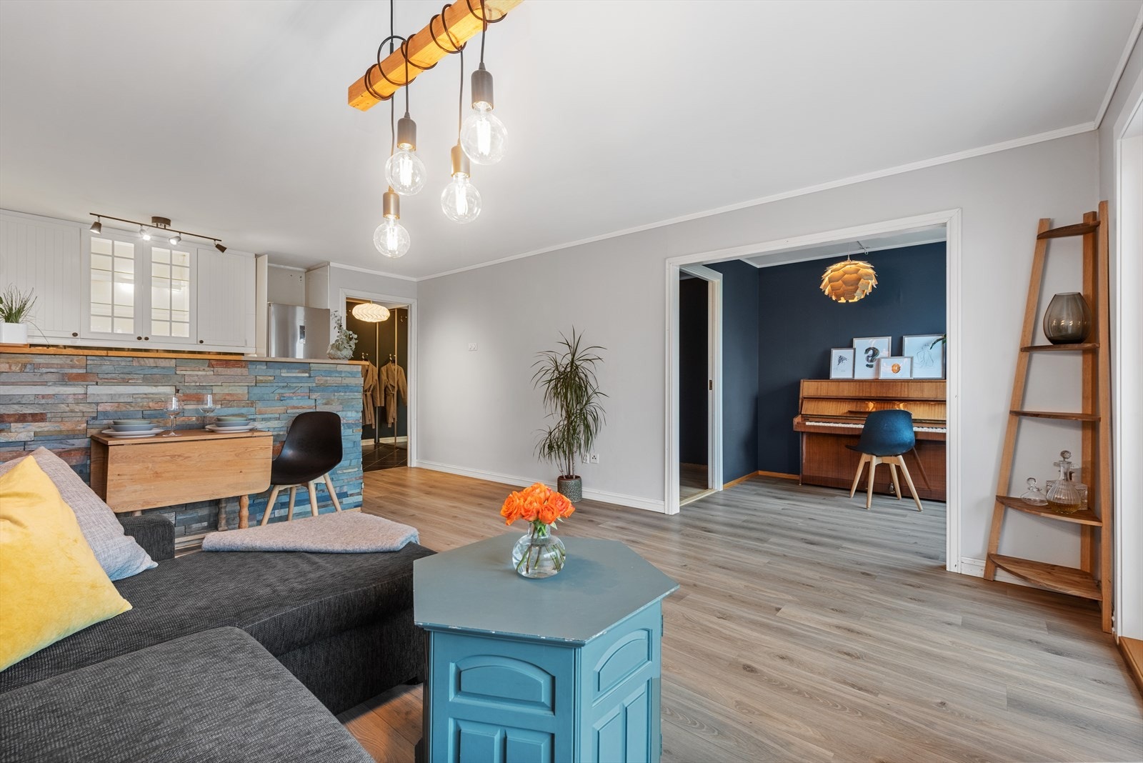 Stuen oppleves romslig med fin utsikt over nabolaget Galleribilde