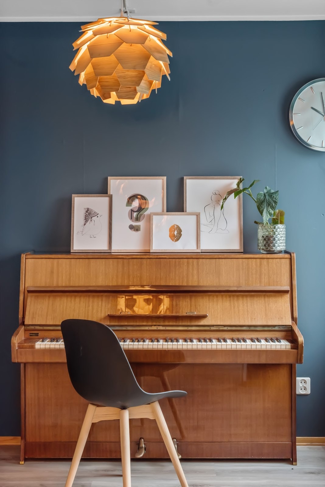 Allrommet brukes som pianorom, men dette rommet egner seg også godt til spisestue Galleribilde