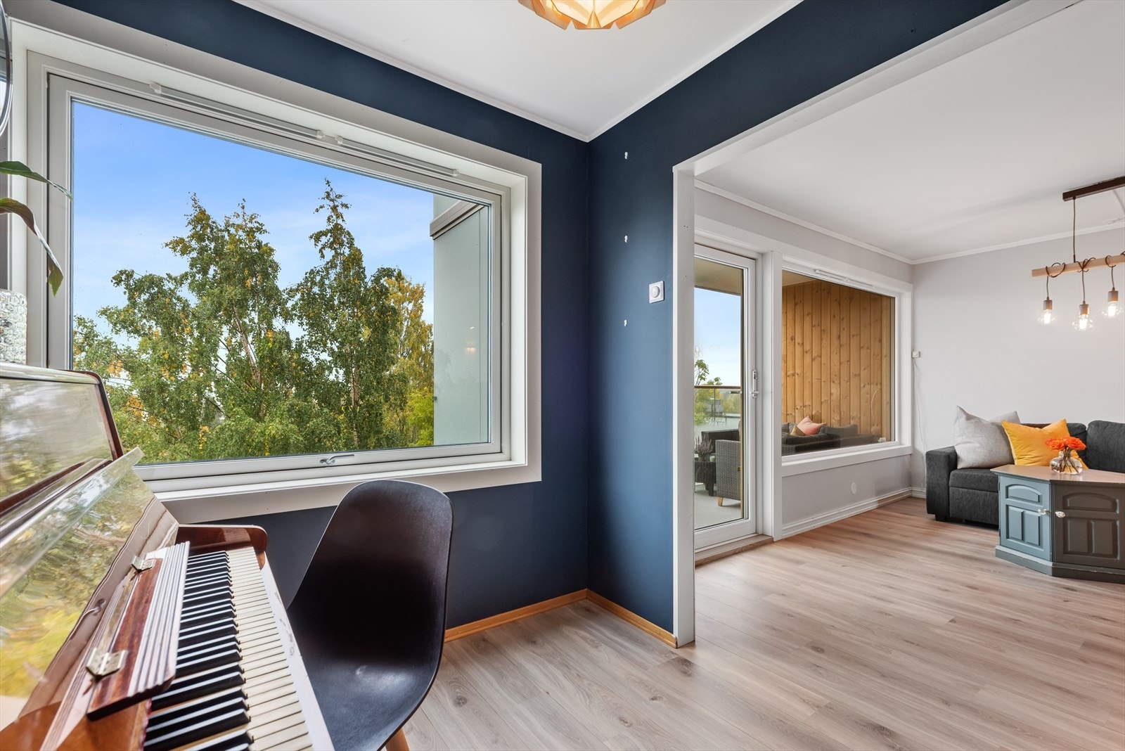 Allrommet brukes som pianorom, men dette rommet egner seg også godt til spisestue. Galleribilde